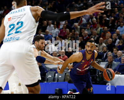 Adam Hanga und Samuel Tavares während Real Madrid vs FC Barcelona Lassa Euroleague Basketball Spiel in Madrid, Spanien, Donnerstag, 14. Decemberc 2017 Credit: Gtres Información más Comuniación auf Linie, S.L./Alamy leben Nachrichten Stockfoto