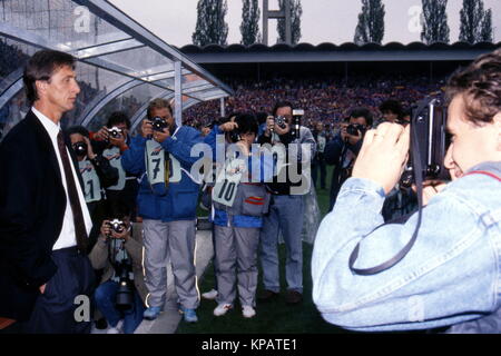 Datei: Johan Cruyff, Trainer des FC Barcelona, 10.5.1989, Stadion Wankdorf, Bern, Schweiz. European Cup Winners Cup Finale. FC Barcelona gegen Sampdoria. Trainer Johan Cruyff (Barcelona) von Kameras umgeben ist vor dem Spiel. Stockfoto