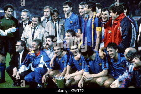 Datei: Johan Cruyff, Trainer des FC Barcelona, 10.5.1989, Stadion Wankdorf, Bern, Schweiz. European Cup Winners Cup Finale. FC Barcelona gegen Sampdoria. FC Barcelona feiern mit der Trophäe. Stockfoto