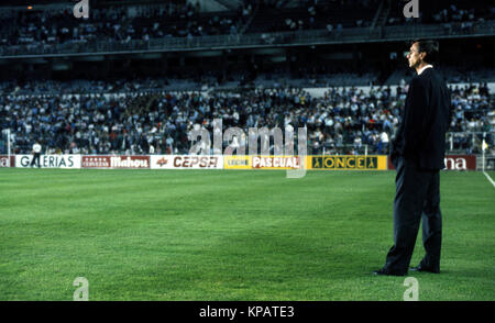 Datei: Johan Cruyff, FC Barcelona Coach 21.09.1988, Estadio Santiago Bernabeu, Madrid. Super Copa/Spanisch Super Cup, 1 Bein. Real Madrid gegen den FC Barcelona. Trainer Johan Cruyff FC Barcelona Stockfoto