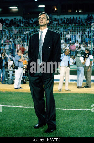 Datei: Johan Cruyff, FC Barcelona Coach 21.09.1988, Estadio Santiago Bernabeu, Madrid. Super Copa/Spanisch Super Cup, 1 Bein. Real Madrid gegen den FC Barcelona. Trainer Johan Cruyff FC Barcelona Stockfoto