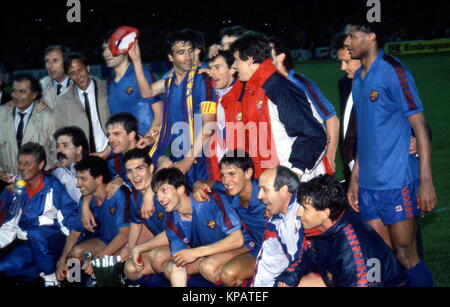 Datei: Johan Cruyff, Trainer des FC Barcelona, 10.5.1989, Stadion Wankdorf, Bern, Schweiz. European Cup Winners Cup Finale. FC Barcelona gegen Sampdoria. FC Barcelona feiern mit der Trophäe. Stockfoto