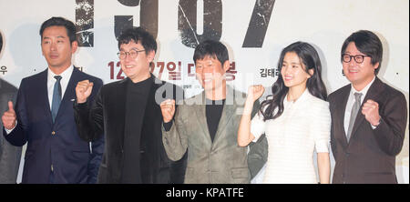 Ha Jung-woo, Jang Joon-hwan, Yu Hae-jin, Kim Tae-ri und Kim Yoon-seok, Dec 13, 2017: Südkoreanischen Film Regisseur Jang Joon-hwan (2. L) wirft mit Darsteller Ha Jung-woo (L), Yu Hae-jin (3 l), Kim Tae-ri (2. R) und Kim Yoon-seok während einer Pressekonferenz nach einer Presse Vorschau auf den kommenden Film '1987: Wenn der Tag kommt" in Seoul, Südkorea. Der historische Film zeigt, wie der Tod von Student Park Jong-chul allgemein pro-demokratischen Demonstrationen in 1987 die Koreanische Geschichte verändert hat. Quelle: Lee Jae-Won/LBA/Alamy leben Nachrichten Stockfoto