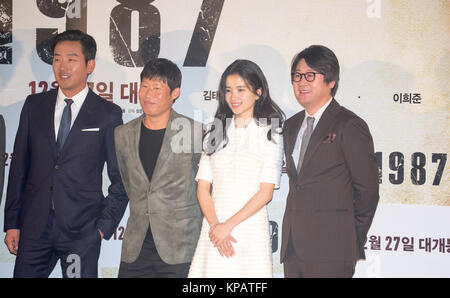 Ha Jung-woo, Yu Hae-jin, Kim Tae-ri und Kim Yoon-seok, Dec 13, 2017: Darsteller (L-R) Ha Jung-woo, Yu Hae-jin, Kim Tae-ri und Kim Yoon-seok während einer Pressekonferenz stellen nach einer Presse Vorschau auf den kommenden Film '1987: Wenn der Tag kommt" in Seoul, Südkorea. Der historische Film zeigt, wie der Tod von Student Park Jong-chul allgemein pro-demokratischen Demonstrationen in 1987 die Koreanische Geschichte verändert hat. Quelle: Lee Jae-Won/LBA/Alamy leben Nachrichten Stockfoto