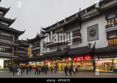 Shanghai, Shanghai, China. 14 Dez, 2017. Shanghai, China - 14. Dezember 2017: (redaktionelle Verwendung. CHINA). In der Regierungszeit Yongle der Ming Dynastie (1368 - 1644), die Stadt Gottes Tempel von Shanghai errichtet wird in der Fangbang Middle Road gelegen, und grenzt an Yuyuan Garten im Süden. Mit der Entwicklung des Handels und die umliegenden Handel Region erweitert, die Zahl der Einkaufszentren und Snack Straßen rasant zu. Die Stadt Gottes Tempel genießt einen hohen Stellenwert in Shanghai, mit einem alten Sprichwort: Wer nicht den Tempel zu erreichen nie erreicht, Shanghai. Es wurde gebaut, um die Sicherheit der zu schützen. Stockfoto