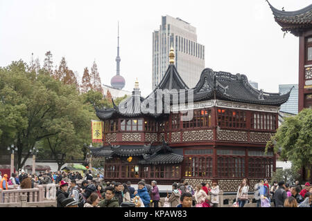 Shanghai, Shanghai, China. 14 Dez, 2017. Shanghai, China - 14. Dezember 2017: (redaktionelle Verwendung. CHINA). In der Regierungszeit Yongle der Ming Dynastie (1368 - 1644), die Stadt Gottes Tempel von Shanghai errichtet wird in der Fangbang Middle Road gelegen, und grenzt an Yuyuan Garten im Süden. Mit der Entwicklung des Handels und die umliegenden Handel Region erweitert, die Zahl der Einkaufszentren und Snack Straßen rasant zu. Die Stadt Gottes Tempel genießt einen hohen Stellenwert in Shanghai, mit einem alten Sprichwort: Wer nicht den Tempel zu erreichen nie erreicht, Shanghai. Es wurde gebaut, um die Sicherheit der zu schützen. Stockfoto