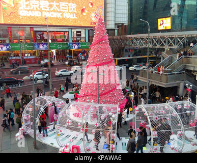 Peking, Peking, China. 15 Dez, 2017. Peking, China, 15. Dezember 2017: (redaktionelle Verwendung. CHINA) wie Weihnachten ist um die Ecke, die Xidan kommerziellen Straße ist mit Weihnachten thematische Bilder in Peking eingerichtet. Credit: SIPA Asien/ZUMA Draht/Alamy leben Nachrichten Stockfoto