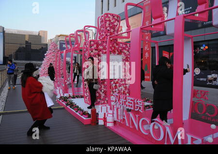 Peking, Peking, China. 15 Dez, 2017. Peking, China, 15. Dezember 2017: (redaktionelle Verwendung. CHINA) wie Weihnachten ist um die Ecke, die Xidan kommerziellen Straße ist mit Weihnachten thematische Bilder in Peking eingerichtet. Credit: SIPA Asien/ZUMA Draht/Alamy leben Nachrichten Stockfoto