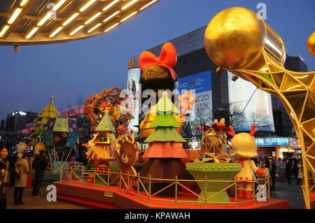 Peking, Peking, China. 15 Dez, 2017. Peking, China, 15. Dezember 2017: (redaktionelle Verwendung. CHINA) wie Weihnachten ist um die Ecke, die Xidan kommerziellen Straße ist mit Weihnachten thematische Bilder in Peking eingerichtet. Credit: SIPA Asien/ZUMA Draht/Alamy leben Nachrichten Stockfoto