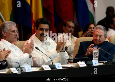 Havanna, Kuba. 14 Dez, 2017. (Kubanische Präsident Raul Castro (vorn, R), venezolanische Präsident Nicolas Maduro (vorne, C) und kubanischen Erster Vizepräsident Miguel Diaz-Canel (vorne L) das Gedenken an den 13. Jahrestag der Bolivarianischen Allianz für Amerika (ALBA) in Havanna, Kuba, am Dez. 14, 2017 teilnehmen. Die 16 politischen Rat von ALBA traf am Donnerstag in Havanna aktuelle politische und gesellschaftliche Herausforderungen zu diskutieren und Pläne für das kommende Jahr. Credit: Joaquin Hernandez/Xinhua/Alamy leben Nachrichten Stockfoto