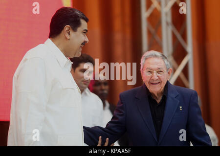 Havanna, Kuba. 14 Dez, 2017. (Kubanische Präsident Raul Castro (R) und der venezolanische Präsident Nicolas Maduro (L) das Gedenken an den 13. Jahrestag der Bolivarianischen Allianz für Amerika (ALBA) in Havanna, Kuba, am Dez. 14, 2017 teilnehmen. Die 16 politischen Rat von ALBA traf am Donnerstag in Havanna aktuelle politische und gesellschaftliche Herausforderungen zu diskutieren und Pläne für das kommende Jahr. Credit: Joaquin Hernandez/Xinhua/Alamy leben Nachrichten Stockfoto