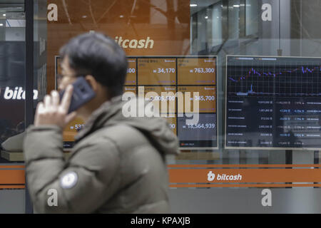 Seoul, Südkorea. 15 Dez, 2017. Dec 15, 2017 - Seoul, Südkorea - ein Bildschirm zeigt die Preise der bitcoin bei einer virtuellen Währung Exchange Store in Seoul, Südkorea. Koreanische prüfe die Spekulation mit crypto Währungen wie der jüngste Anstieg der Preise zu regeln schürt eine Verrücktheit über Bitcoins. Credit: Ryu Seung Il/ZUMA Draht/Alamy leben Nachrichten Stockfoto