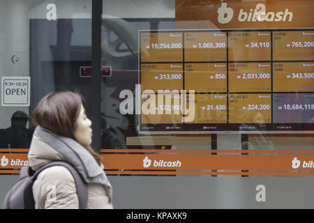 Seoul, Südkorea. 15 Dez, 2017. Dec 15, 2017 - Seoul, Südkorea - ein Bildschirm zeigt die Preise der bitcoin bei einer virtuellen Währung Exchange Store in Seoul, Südkorea. Koreanische prüfe die Spekulation mit crypto Währungen wie der jüngste Anstieg der Preise zu regeln schürt eine Verrücktheit über Bitcoins. Credit: Ryu Seung Il/ZUMA Draht/Alamy leben Nachrichten Stockfoto