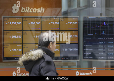 Seoul, Südkorea. 15 Dez, 2017. Dec 15, 2017 - Seoul, Südkorea - ein Bildschirm zeigt die Preise der bitcoin bei einer virtuellen Währung Exchange Store in Seoul, Südkorea. Koreanische prüfe die Spekulation mit crypto Währungen wie der jüngste Anstieg der Preise zu regeln schürt eine Verrücktheit über Bitcoins. Credit: Ryu Seung Il/ZUMA Draht/Alamy leben Nachrichten Stockfoto