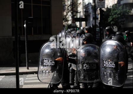 Buenos Aires, Argentinien. 14 Dez, 2017. Polizei bei einem Protest gegen die Rentenreform am 14. Dezember 2017 in Buenos Aires, Argentinien. Credit: Gabriel Sotelo/FotoArena/Alamy leben Nachrichten Stockfoto