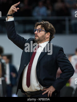 Bamberg, Deutschland. 14 Dez, 2017. Bamberg Trainer Andrea Trinchieri gibt Anweisungen, die während der euroleague Basketball Spiel zwischen Brose Bamberg und Olympiakos Piräus v. Chr. der Brose Arena in Bamberg, Deutschland, 14. Dezember 2017. Credit: Nicolas Armer/dpa/Alamy leben Nachrichten Stockfoto