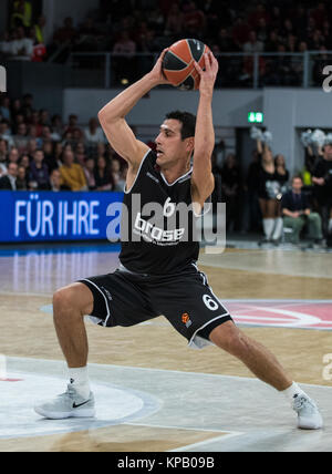 Bamberg, Deutschland. 14 Dez, 2017. Die Bamberger Nikolaos Zisis in Aktion während der euroleague Basketball Spiel zwischen Brose Bamberg und Olympiakos Piräus v. Chr. der Brose Arena in Bamberg, Deutschland, 14. Dezember 2017. Credit: Nicolas Armer/dpa/Alamy leben Nachrichten Stockfoto