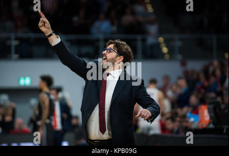 Bamberg, Deutschland. 14 Dez, 2017. Bamberg Trainer Andrea Trinchieri gibt Anweisungen, die während der euroleague Basketball Spiel zwischen Brose Bamberg und Olympiakos Piräus v. Chr. der Brose Arena in Bamberg, Deutschland, 14. Dezember 2017. Credit: Nicolas Armer/dpa/Alamy leben Nachrichten Stockfoto