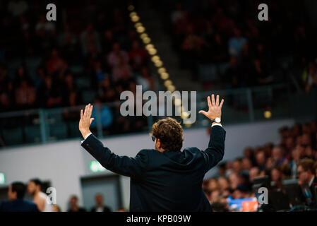 Bamberg, Deutschland. 14 Dez, 2017. Bamberg Trainer Andrea Trinchieri gibt Anweisungen, die während der euroleague Basketball Spiel zwischen Brose Bamberg und Olympiakos Piräus v. Chr. der Brose Arena in Bamberg, Deutschland, 14. Dezember 2017. Credit: Nicolas Armer/dpa/Alamy leben Nachrichten Stockfoto