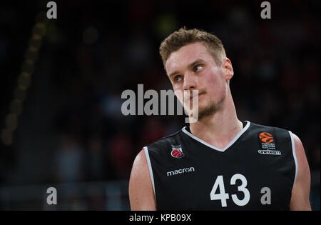 Bamberg, Deutschland. 14 Dez, 2017. Die Bamberger Leon Radosevic dargestellt während der euroleague Basketball Spiel zwischen Brose Bamberg und Olympiakos Piräus v. Chr. der Brose Arena in Bamberg, Deutschland, 14. Dezember 2017. Credit: Nicolas Armer/dpa/Alamy leben Nachrichten Stockfoto