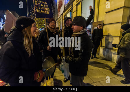 Dezember 14, 2017 - London, UK. 14. Dezember 2017. Ein Arbeitnehmer hält ein Plakat mit einem Film Zitat am Solidarität Demonstration vor hackney Fidl Kunterbunt, eine von fünf Londoner Kinos, in denen die Arbeiter wieder zur Unterstützung von ihren langjährigen Kampf für die London Living Wage auffällig wurden, auf die Eröffnung des "Star Wars" Film, "das letzte der Jedi'. Die Streikenden sind Mitglieder der BECTU Gewerkschaft und sowie einen existenzsichernden Lohn kämpfen ihre Union anerkannt durch Picturehouse, der Teil des multinationalen Unternehmens, Cineworld zu erhalten. Die hackney Picturehouse Streikenden wurden von den vom Verband Stockfoto