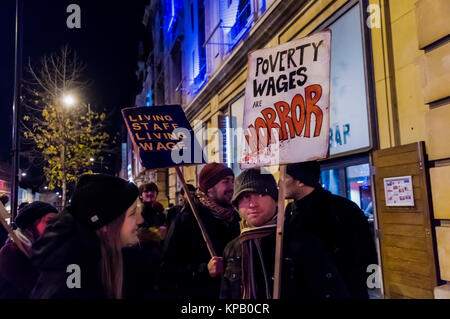 Dezember 14, 2017 - London, UK. 14. Dezember 2017. Ein Arbeitnehmer hält ein Plakat mit einem Film Zitat am Solidarität Demonstration vor hackney Fidl Kunterbunt, eine von fünf Londoner Kinos, in denen die Arbeiter wieder zur Unterstützung von ihren langjährigen Kampf für die London Living Wage auffällig wurden, auf die Eröffnung des "Star Wars" Film, "das letzte der Jedi'. Die Streikenden sind Mitglieder der BECTU Gewerkschaft und sowie einen existenzsichernden Lohn kämpfen ihre Union anerkannt durch Picturehouse, der Teil des multinationalen Unternehmens, Cineworld zu erhalten. Die hackney Picturehouse Streikenden wurden von den vom Verband Stockfoto