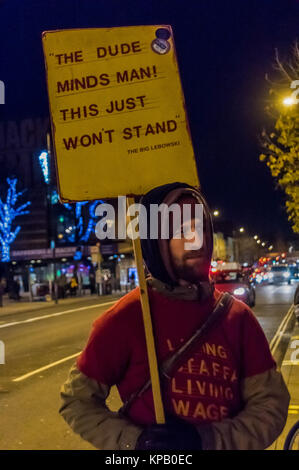 Dezember 14, 2017 - London, UK. 14. Dezember 2017. Ein Arbeitnehmer hält ein Plakat mit einem Film Zitat am Solidarität Demonstration vor hackney Fidl Kunterbunt, eine von fünf Londoner Kinos, in denen die Arbeiter wieder zur Unterstützung von ihren langjährigen Kampf für die London Living Wage auffällig wurden, auf die Eröffnung des "Star Wars" Film, "das letzte der Jedi'. Die Streikenden sind Mitglieder der BECTU Gewerkschaft und sowie einen existenzsichernden Lohn kämpfen ihre Union anerkannt durch Picturehouse, der Teil des multinationalen Unternehmens, Cineworld zu erhalten. Die hackney Picturehouse Streikenden wurden von den vom Verband Stockfoto