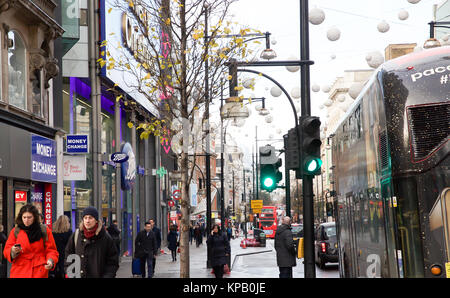 London, Großbritannien. 15 Dez, 2017. Stumpf und bedeckt über die Londoner wie Käufer in der Oxford Street kleid warm gegen den kalten Wind. Credit: Keith Larby/Alamy leben Nachrichten Stockfoto