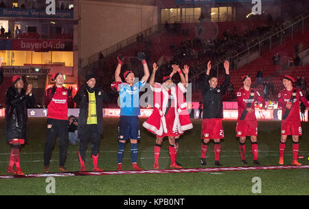 Letzte Jubel LEV, sterben Vorgängerbaues verspielte feiern mit Nikolaus Verkleidung vor den Fans, nach rechts Leon BAILEY (LEV), Joel POHJANPALLO (LEV), goalwart Niklas LOMB (LEV), goalwart Bernd LENO (LEV), Karim BELLARABI (LEV), Dominik KOHR (LEV), Sven BENDER (LEV), Lars BENDER (LEV), Fussball 1 Links. Bundesliga, 16. Spieltag, Bayer 04 Leverkusen (LEV) - SV Werder Bremen (HB) 1:0, am 13.12.2017 in Leverkusen/Deutschland. | Verwendung weltweit Stockfoto