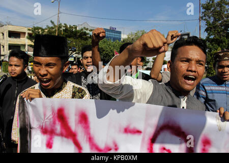 Lhokseumawe, Aceh, Indonesien. 15 Dez, 2017. Die Demonstranten skandierten Parolen gegen uns gesehen während der Demonstration. Muslimischen Menschen in Aceh führte eine Demonstration gegen die Haltung von US-Präsident Donald Trump. Hunderte von Muslime in Aceh haben die Politik des US-Präsidenten Donald Trump, der Jerusalem die Hauptstadt Israels erklärt hat verurteilt. Credit: SOPA/ZUMA Draht/Alamy leben Nachrichten Stockfoto