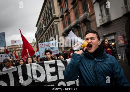 Neapel, Italien. 15 Dez, 2017. Aus Anlass der Einberufung der Generalminister der School-Work Wechsel in Rom durch den Minister Fedeli, mit dem Ziel, eine Bilanz der ersten drei Jahre, Studenten aus ganz Italien auf die Straße gingen, gegen, was als eine nutzlose scholastischen Geschäftsmodell zu protestieren. (Italien, Neapel, Dezember 15th, 2017) Credit: Unabhängige Fotoagentur/Alamy leben Nachrichten Stockfoto