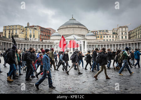 Neapel, Italien. 15 Dez, 2017. Aus Anlass der Einberufung der Generalminister der School-Work Wechsel in Rom durch den Minister Fedeli, mit dem Ziel, eine Bilanz der ersten drei Jahre, Studenten aus ganz Italien auf die Straße gingen, gegen, was als eine nutzlose scholastischen Geschäftsmodell zu protestieren. (Italien, Neapel, Dezember 15th, 2017) Credit: Unabhängige Fotoagentur/Alamy leben Nachrichten Stockfoto