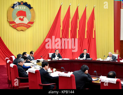 Peking, China. 15 Dez, 2017. Yu Zhengsheng, Vorsitzender des Nationalen Ausschusses der Chinese People's Political Consultative Conference, leitet Sitzung der 67 Vorsitzenden" in Peking, der Hauptstadt von China, Dez. 15, 2017. Credit: Yan Yan/Xinhua/Alamy leben Nachrichten Stockfoto