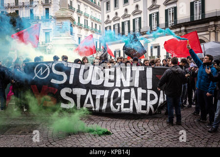 Neapel, Italien. 15 Dez, 2017. Aus Anlass der Einberufung der Generalminister der School-Work Wechsel in Rom durch den Minister Fedeli, mit dem Ziel, eine Bilanz der ersten drei Jahre, Studenten aus ganz Italien auf die Straße gingen, gegen, was als eine nutzlose scholastischen Geschäftsmodell zu protestieren. (Italien, Neapel, Dezember 15th, 2017) Credit: Unabhängige Fotoagentur/Alamy leben Nachrichten Stockfoto