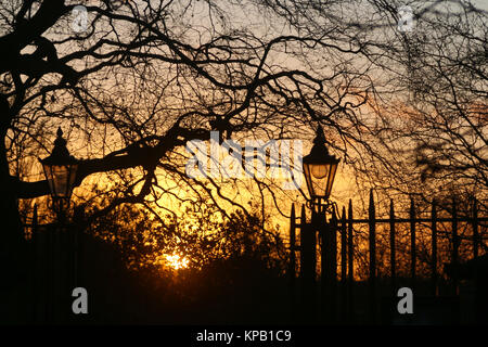 In Greenwich, London, Vereinigtes Königreich. 14. Dezember, 2017. Ein winterlicher Sonnenuntergang von Greenwich Park im Südosten von London gesehen. Rob Powell/Alamy leben Nachrichten Stockfoto