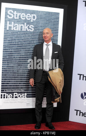 Jeff Bezos nimmt "Die Post"-Premiere auf das Newseum am 14. Dezember 2017 in Washington, D.C., Kolumbien. Stockfoto