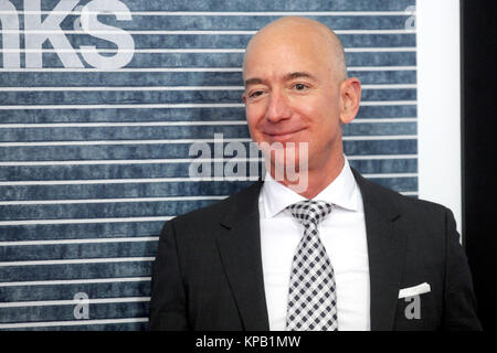 Jeff Bezos nimmt "Die Post"-Premiere auf das Newseum am 14. Dezember 2017 in Washington, D.C., Kolumbien. Stockfoto