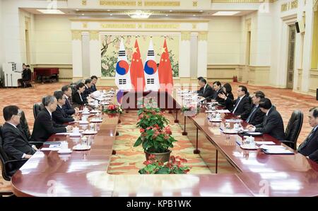 Peking, China. 15 Dez, 2017. Chinesische Ministerpräsident Li Keqiang trifft mit dem Präsidenten der Republik Korea (ROK) Moon Jae-in in Peking, der Hauptstadt von China, Dez. 15, 2017. Credit: Li Tao/Xinhua/Alamy leben Nachrichten Stockfoto