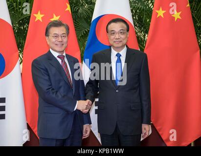 Peking, China. 15 Dez, 2017. Chinesische Ministerpräsident Li Keqiang (R) trifft mit dem Präsidenten der Republik Korea (ROK) Moon Jae-in in Peking, der Hauptstadt von China, Dez. 15, 2017. Credit: Li Tao/Xinhua/Alamy leben Nachrichten Stockfoto