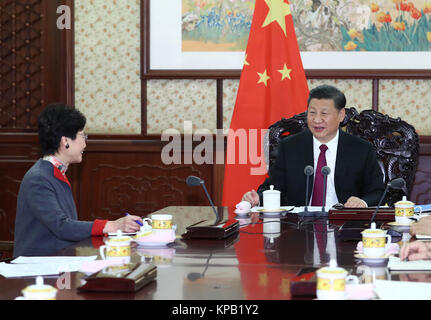 Peking, China. 15 Dez, 2017. Der chinesische Präsident Xi Jinping (R) trifft sich mit Hong Kong Special Administrative Region (HKSAR) Chief Executive Lam Cheng Yuet-ngor in Peking, der Hauptstadt von China, Dez. 15, 2017. Lam Cheng Yuet-ngor ist in Peking die Arbeit der SAR-Regierung an die zentrale Regierung zu berichten. Credit: Xie Huanchi/Xinhua/Alamy leben Nachrichten Stockfoto