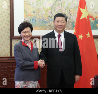 Peking, China. 15 Dez, 2017. Der chinesische Präsident Xi Jinping (R) trifft sich mit Hong Kong Special Administrative Region (HKSAR) Chief Executive Lam Cheng Yuet-ngor in Peking, der Hauptstadt von China, Dez. 15, 2017. Lam Cheng Yuet-ngor ist in Peking die Arbeit der SAR-Regierung an die zentrale Regierung zu berichten. Credit: Xie Huanchi/Xinhua/Alamy leben Nachrichten Stockfoto