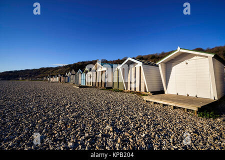 Lyme Regis, Dorset, Großbritannien. 15 Dez, 2017. UK Wetter. Strand Hütten auf Monmouth Strand in Lyme Regis in Dorset in Sonne gebadet an einem kalten, sonnigen Wintertag. Photo Credit: Graham Jagd-/Alamy leben Nachrichten Stockfoto