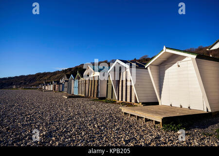 Lyme Regis, Dorset, Großbritannien. 15 Dez, 2017. UK Wetter. Strand Hütten auf Monmouth Strand in Lyme Regis in Dorset in Sonne gebadet an einem kalten, sonnigen Wintertag. Photo Credit: Graham Jagd-/Alamy leben Nachrichten Stockfoto