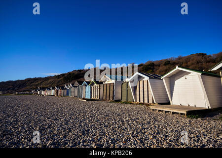 Lyme Regis, Dorset, Großbritannien. 15 Dez, 2017. UK Wetter. Strand Hütten auf Monmouth Strand in Lyme Regis in Dorset in Sonne gebadet an einem kalten, sonnigen Wintertag. Photo Credit: Graham Jagd-/Alamy leben Nachrichten Stockfoto