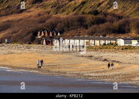 Lyme Regis, Dorset, Großbritannien. 15 Dez, 2017. UK Wetter. Spaziergänger auf Monmouth Strand in Lyme Regis in Dorset in der Sonne an einem kalten, sonnigen Wintertag. Photo Credit: Graham Jagd-/Alamy leben Nachrichten Stockfoto