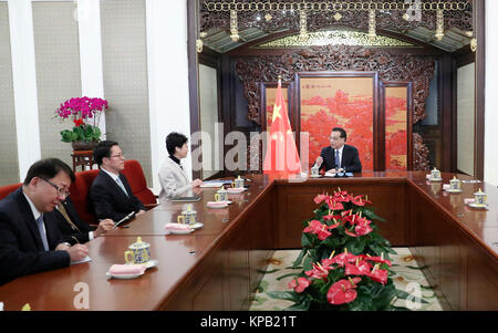 Peking, China. 15 Dez, 2017. Chinesische Ministerpräsident Li Keqiang (R) trifft sich mit Hong Kong Special Administrative Region Chief Executive Lam Cheng Yuet-ngor in Peking, der Hauptstadt von China, Dez. 15, 2017. Lam Cheng Yuet-ngor ist in Peking die Arbeit der Regierung von Hongkong an die zentrale Regierung zu berichten. Credit: Xie Huanchi/Xinhua/Alamy leben Nachrichten Stockfoto