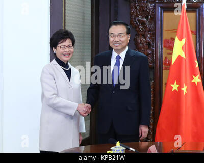 Peking, China. 15 Dez, 2017. Chinesische Ministerpräsident Li Keqiang (R) trifft sich mit Hong Kong Special Administrative Region Chief Executive Lam Cheng Yuet-ngor in Peking, der Hauptstadt von China, Dez. 15, 2017. Lam Cheng Yuet-ngor ist in Peking die Arbeit der Regierung von Hongkong an die zentrale Regierung zu berichten. Credit: Xie Huanchi/Xinhua/Alamy leben Nachrichten Stockfoto