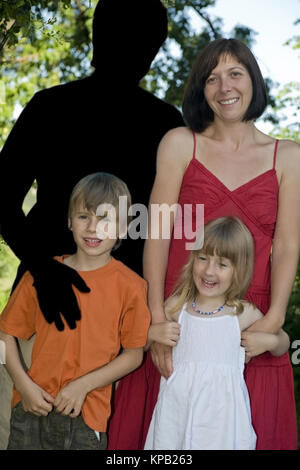 Model Release, Wüsten Symbolbild Vater Verlaesst Familie - symbolisch für Vater Familie Stockfoto