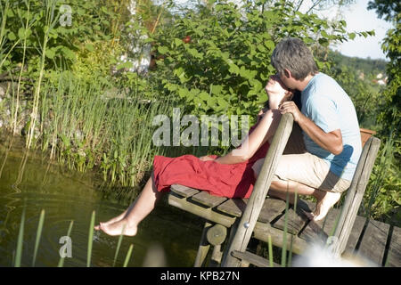 Model-Release, Paar bin Teichsteg - paar auf einem Teich Fuß Stockfoto