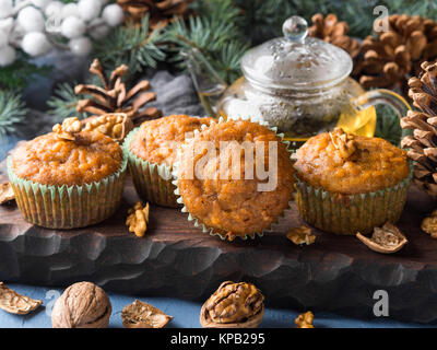 Home gemacht Karotten gewürzt Muffins mit Walnüssen. Winter Urlaub gönnen Stockfoto